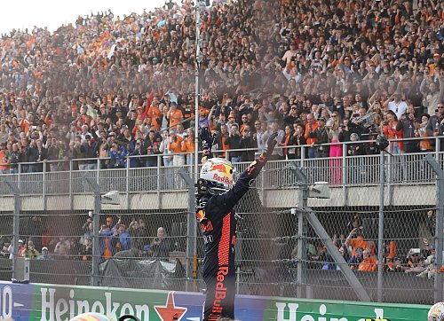 Ein Bild aus besseren Zeiten: 2023 gewann Max Verstappen zuletzt in Zandvoort und ließ sich feiern. (Archivbild) - © Hasan Bratic/dpa