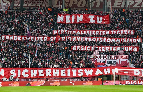 Die RB-Fans protestieren gegen geplante Maßnahmen und Sicherheitsregeln. - © Jan Woitas/dpa