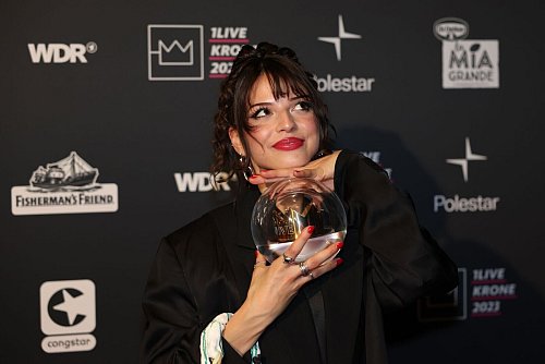 Hat auch schon einige Kronen daheim: Nina Chuba ist unter anderem als «Bester Live Act» nominiert. (Archivfoto) - © Friso Gentsch/dpa