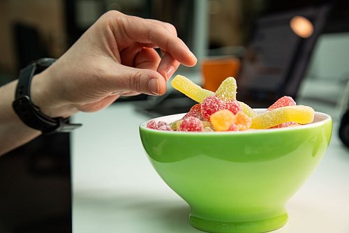 Nährwerttabelle beachten: Laut «Öko-Test» variiert der Zuckergehalt in den getesteten sauren veganen Fruchtgummis stark. - © Christin Klose/dpa-tmn