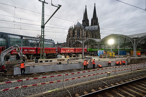 120 Arbeiter haben am Hauptbahnhof neben dem Kölner Dom Gleise und Oberleitungen erneuert. (Archivbild) - © Henning Kaiser/dpa