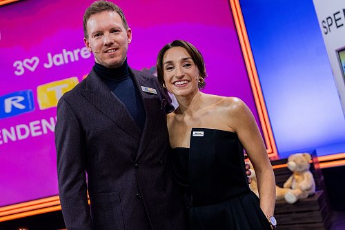 Gemeinsam sammelte das Paar Spenden an der Telefonhotline. - © Rolf Vennenbernd/dpa