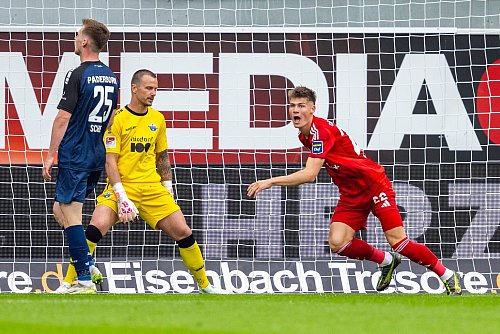 Danny Schmidt trifft zum 1:0 für Düsseldorf. - © David Inderlied/dpa