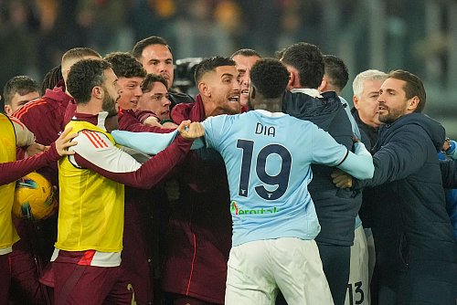 Das Rom-Derby war vor allem in der Schlussphase hitzig. - © Alessandra Tarantino/AP/dpa