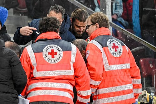 Fußball: Bundesliga, FC Augsburg - TSG 1899 Hoffenheim, 11. Spieltag, WWK-Arena. Ein Hoffenheim Fan muss nach einem Böllerwurf behandelt werden. Der Böllerwerfer wurde zu einer Gefängnisstrafe verurteilt, das Urteil ist nun rechtskräftig. (Archivbild) - © Harry Langer/dpa