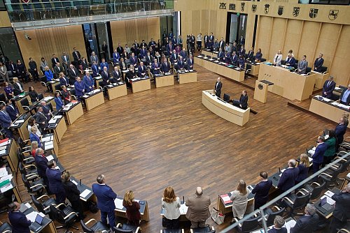 Die Bundesrats-Mitglieder erhoben sich zum Gedenken an die vom NS-Regime ermordeten Sinti und Roma. - © Joerg Carstensen/dpa
