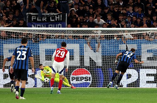 Arsenal-Torhüter David Raya überragte in Bergamo. - © Fabrizio Carabelli/PA Wire/dpa