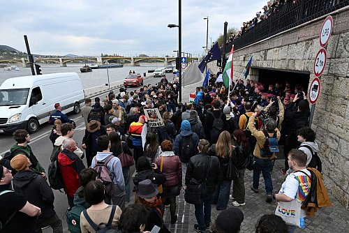 Anhänger der Opposition demonstrieren vor dem Parlament gegen die Verfassungsänderungen, durch die non-binäre Personen nicht als solche anerkannt werden und Verbote öffentlicher Veranstaltungen nicht-heresosexueller Gemeinschaften möglich machen. - © Tibor Illyes/MTI/AP/dpa