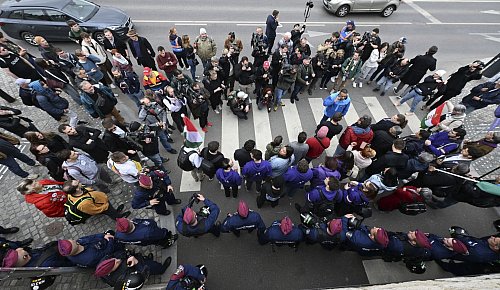 Anhänger der Opposition demonstrieren vor dem Parlament gegen die Verfassungsänderungen, durch die non-binäre Personen nicht als solche anerkannt werden und Verbote öffentlicher Veranstaltungen nicht-heresosexueller Gemeinschaften möglich machen. - © Tibor Illyes/MTI/AP/dpa