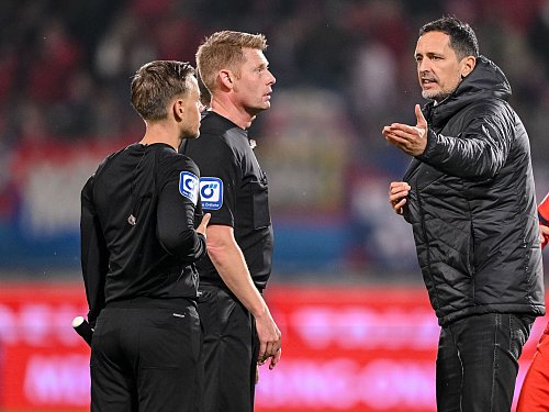 Dino Toppmöller diskutiert mit Schiedsrichter Christian Dingert. - © Harry Langer/dpa