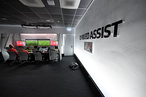Im Video-Assist-Center wird alles überprüft. (Archivbild) - © Federico Gambarini/dpa
