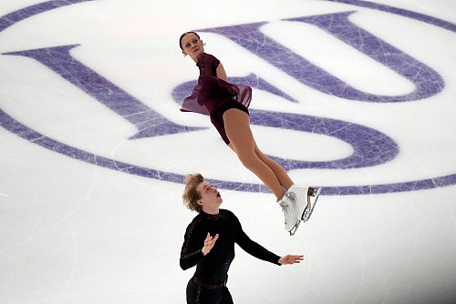 Letizia Roscher und Luis Schuster haben sich bei der Europameisterschaft in Tallinn für die Kür der Paare qualifiziert. - © Sergei Grits/AP/dpa