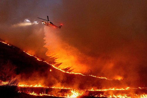 Der Klimawandel ist ein wachsendes Risiko. (Archivbild) - © Ethan Swope/AP/dpa