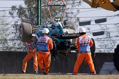 Fernando Alonso rutscht mit seinem Aston Martin ins Kiesbett. - © Shuji Kajiyama/AP/dpa