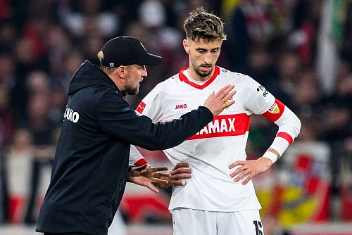VfB-Trainer Sebastian Hoeneß suchte das Gespräch mit seinem Kapitän Atakan Karazor. - © Tom Weller/dpa