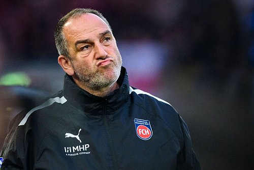 Trainer Frank Schmidt kämpft mit seinen Heidenheimern in der zweiten Bundesliga-Saison gegen den Abstieg. - © Tom Weller/dpa