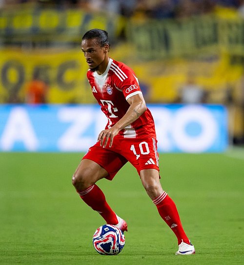Leroy Sané am Ball gegen Boca Juniors. Steht er gegen Benfica noch einmal in der Bayern-Startelf vor dem nahenden Abschied zu Galatasaray Istanbul? - © Sven Hoppe/dpa