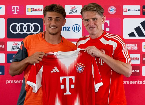 Tom Bischof (l), hier bei seiner Vorstellung, will endlich im Bayern-Trikot ran. - © Sven Hoppe/dpa
