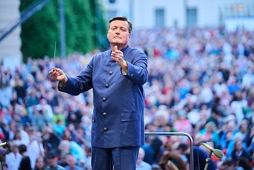Ihn möchten die Mäzene 2026 auf dem Hügel sehen: Christian Thielemann - © Annette Riedl/dpa