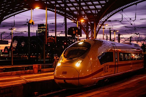 Vor allem in den Abendstunden will die Bahn zwischen Großstädten mehr Züge einsetzen. (Archivbild) - © Oliver Berg/dpa
