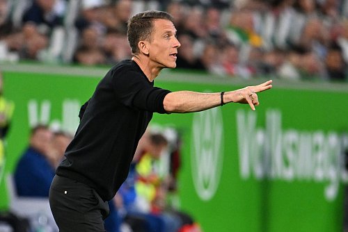 Wolfsburgs Trainer Daniel Bauer bei seinem Bundesliga-Debüt. - © Swen Pförtner/dpa