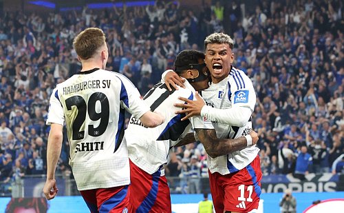 Tor zum 2:1: Hamburgs Ransford Königsdörffer (r) jubelt mit seinen Teamkollegen. - © Christian Charisius/dpa