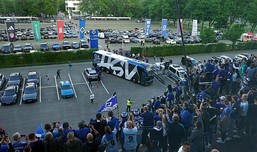 Schon bei der Ankunft am Volksparkstadion von den Fans gefeiert: die HSV-Spieler im Mannschaftsbus. - © Marcus Brandt/dpa