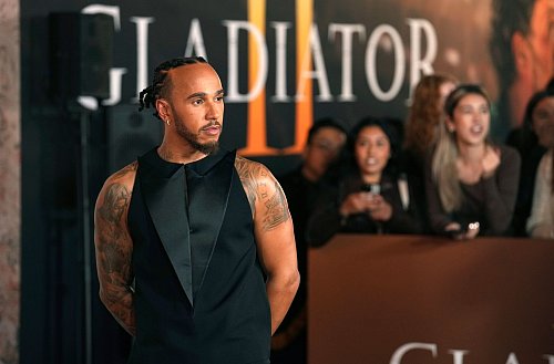 Lewis Hamilton fühlt sich auch auf roten Teppichen mit Hollywoodstars wohl. - © Chris Pizzello/Invision via AP/dpa