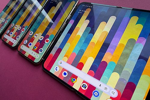 Das Pixel 10 Pro Fold (vorne) ist derzeit das teuerste Smartphone von Google. - © Christoph Dernbach/dpa-tmn