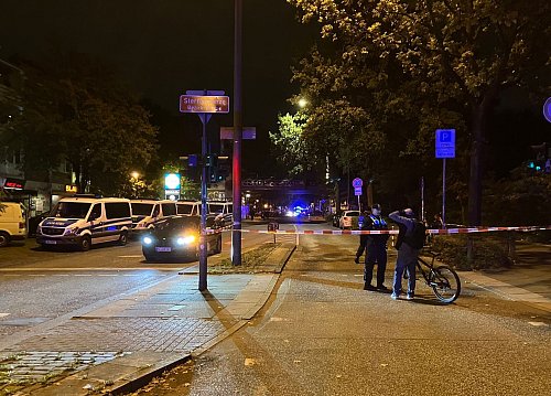 Der Bereich um den Fundort der Bombe wurde weiträumig abgesperrt. - © Benjamin Haller/dpa
