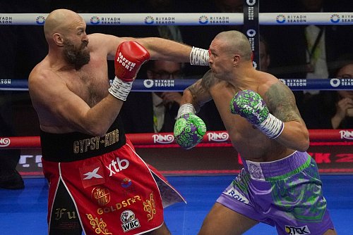 Auch im zweiten WM-Kampf lieferten sich Tyson Fury (links) und Oleksandr Usyk einen harten Kampf - © Frank Augstein/AP/dpa