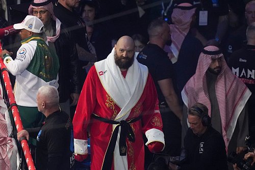 Sorgte mit seinem Outfit wieder für Furore: Tyson Fury - © Frank Augstein/AP/dpa