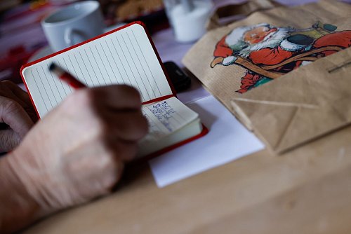 Alles mitnotieren: Das Weihnachtsmann-Seminar dauert mehrere Stunden. - © Thomas Banneyer/dpa