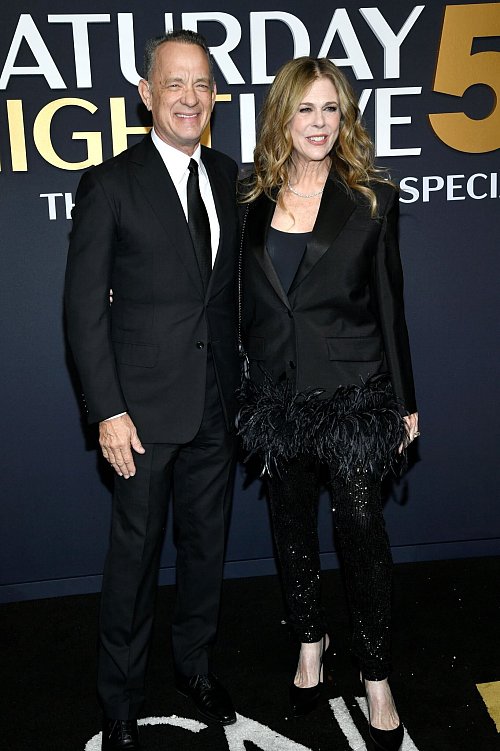 Tom Hanks und seine Frau Rita Wilson auf dem roten Teppich der SNL-Jubiläumsshow. - © Evan Agostini/Invision/AP/dpa