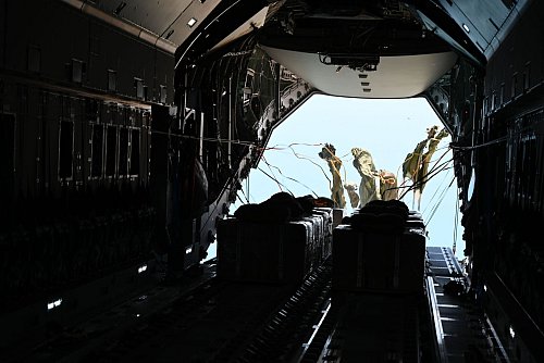 Die Fallschirme öffnen sich, die Ladung nimmt Kurs auf den Gazastreifen. - © Sven Käuler/dpa