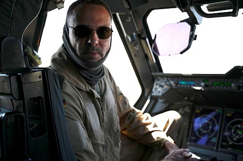 Pilot Dieter ließ sich in seiner Maschine von Journalisten über die Schulter schauen. - © Sven Käuler/dpa