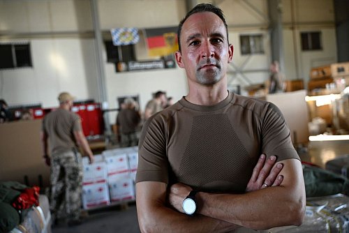 30 Bundeswehrsoldaten, so wie Leutnant Sascha, verpacken die Hilfsgüter. - © Sven Käuler/dpa