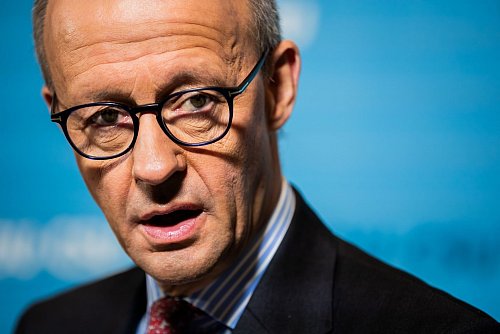 Unionskanzlerkandidat Merz fasst nun den Februar als Neuwahltermin ins Auge. - © Christoph Soeder/dpa