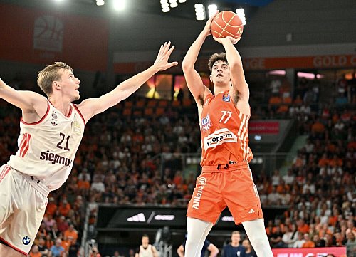Ben Saraf (r.) stand Ulm trotz des anstehenden NBA-Drafts zur Verfügung. - © Jan-Philipp Strobel/dpa
