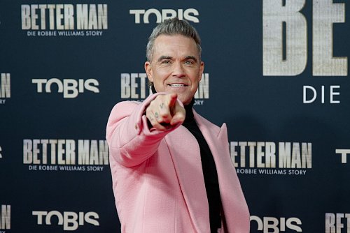 Kommt 2025 mit Konzerten nach Deutschland: Superstar Robbie Williams. (Archivbild) - © Henning Kaiser/dpa