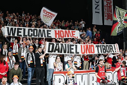 Die Fans begrüßen die ehemaligen Bamberger Profis. - © Daniel Löb/dpa