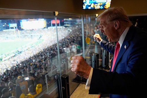 Trump will als erster amtierender Präsident einen Super Bowl vor Ort verfolgen. - © Evan Vucci/AP Pool/dpa