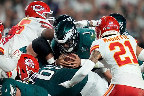 Hurts und die Eagles wollen es besser machen als vor zwei Jahren - © Ashley Landis/AP/dpa