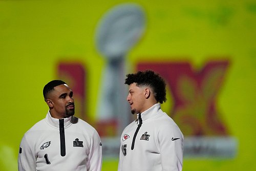 Standen sich am Montag schon mal gegenüber: Jalen Hurts von den Eagles und Patrick Mahomes von den Chiefs. - © Matt York/AP/dpa