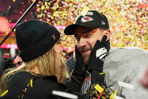 Taylor Swift und Travis Kelce sind als paar sehr interessant für US-Medien. - © Charlie Riedel/AP/dpa