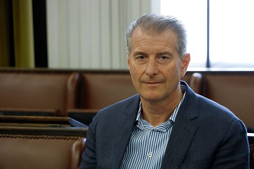 Stephan Hensel, der Ex-Mann von Christina Block, antwortete ruhig auf die Fragen der Verteidigung. - © Georg Wendt/dpa