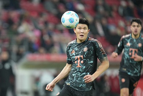 Die Bayern-Defensive um Min-Jae Kim wirkte in Mainz anfällig. - © Thomas Frey/dpa