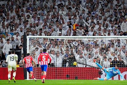 Gegentreffer für Real Madrid von Punkt. Torhüter Courtois ist machtlos. - © Manu Fernandez/AP/dpa