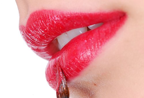 Lip Oil und Gloss zaubern im Frühjahr und Sommer 2025 glowy Lips. - © Magdalena Rodziewicz/dpa-tmn