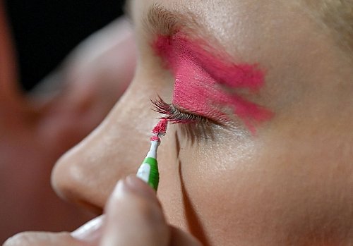 Mut zur Farbe: Angesagt sind auffällige Kombinationen und bunte Mascara. - © Jens Kalaene/dpa-Zentralbild/dpa-tmn